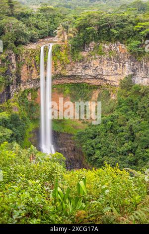 Der Wasserfall ist 80 Meter hoch und taucht in eine Schlucht ein. Blick auf die tropische Natur und die Landschaft des Chamarel-Doppelwasserfalls im Schwarzen Stockfoto