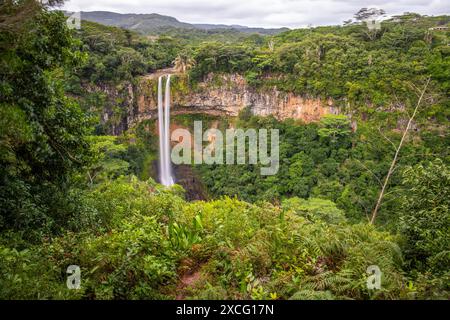 Der Wasserfall ist 80 Meter hoch und taucht in eine Schlucht ein. Blick auf die tropische Natur und die Landschaft des Chamarel-Doppelwasserfalls im Schwarzen Stockfoto