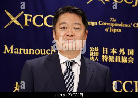 Tokio, Japan. Juni 2024. Kotaro Nagasaki Gouverneur von Yamanashi nimmt an einer Pressekonferenz im Foreign Correspondents' Club of Japan (FCCJ) in Tokio Teil. Gouverneur Nagasaki kündigte neue Vorschriften an, um Übertourismus während der Mount Fuji Klettersaison ab dem 1. Juli zu kontrollieren. (Kreditbild: © Rodrigo Reyes Marin/ZUMA Press Wire) NUR REDAKTIONELLE VERWENDUNG! Nicht für kommerzielle ZWECKE! Stockfoto