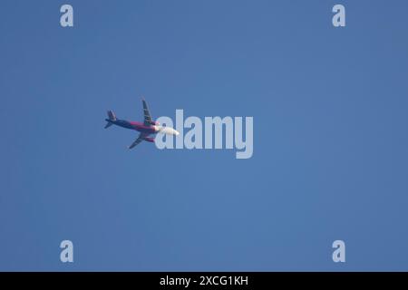 Airbus A320 Flugzeuge von Wizz Air Airlines im Flug über einen blauen Himmel, England, Vereinigtes Königreich Stockfoto