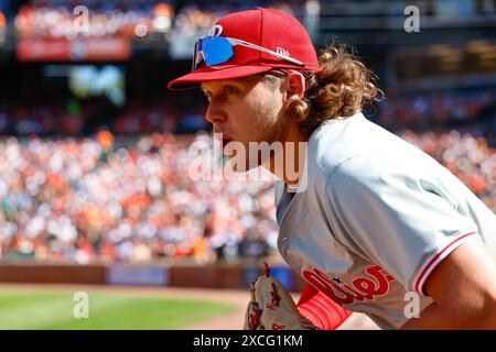 Alec Bohm #28 von den Philadelphia Phillies erobert das Feld für das erste Inning während eines Spiels gegen die Baltimore Orioles im Oriole Park at Camden Yards am 15. Juni 2024 in Baltimore, Maryland. (Foto: Brandon Sloter/Image of Sport) Stockfoto