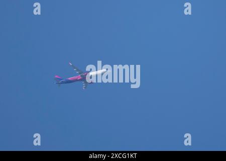 Airbus A320 Flugzeuge von Wizz Air Airlines im Flug über einen blauen Himmel, England, Vereinigtes Königreich Stockfoto