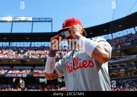 Nick Castellanos #8 von den Philadelphia Phillies zieht sich vor einem Spiel gegen die Baltimore Orioles im Oriole Park at Camden Yards am 15. Juni 2024 in Baltimore, Maryland, auf. (Foto: Brandon Sloter/Image of Sport) Stockfoto