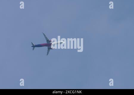 Airbus A320 Flugzeuge von Wizz Air Airlines im Flug über einen blauen Himmel, England, Vereinigtes Königreich Stockfoto