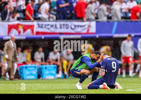 Hamburg, Deutschland. Juni 2024. HAMBURG, DEUTSCHLAND - 16. JUNI: Wout Weghorst aus den Niederlanden und Cody Gakpo aus den Niederlanden feiern den Sieg beim Spiel der Gruppe D - UEFA EURO 2024 zwischen Polen und den Niederlanden am 16. Juni 2024 im Volksparkstadion in Hamburg. (Foto: Peter Lous/BSR Agency) Credit: BSR Agency/Alamy Live News Stockfoto