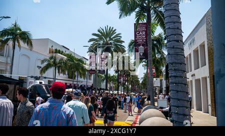 Los Angeles, USA. Juni 2024. Die Zuschauer treffen sich auf der Rodeo Drive Concours d'Elegance Car Show in Beverly Hills, Los Angeles, Kalifornien. Quelle: Stu Gray/Alamy Live News. Stockfoto
