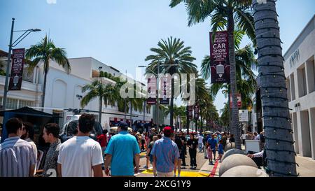 Los Angeles, USA. Juni 2024. Die Zuschauer treffen sich auf der Rodeo Drive Concours d'Elegance Car Show in Beverly Hills, Los Angeles, Kalifornien. Quelle: Stu Gray/Alamy Live News. Stockfoto