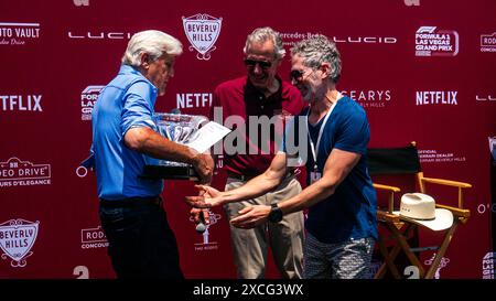 Los Angeles, USA. Juni 2024. Jay Leno und der Gründer von Concours d'Elegance, Bruce Meyer, überreichen Bryant Kreadon den „Steve McQueen Award: Classic Sports Car“-Preis für seinen Ferrari 275 GTB/4 1967 auf dem Rodeo Drive Concours d'Elegance. Quelle: Stu Gray/Alamy Live News. Stockfoto