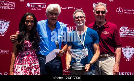 Los Angeles, USA. Juni 2024. Jay Leno und der Gründer von Concours d'Elegance, Bruce Meyer, überreichen Bryant Kreadon den „Steve McQueen Award: Classic Sports Car“-Preis für seinen Ferrari 275 GTB/4 1967 auf dem Rodeo Drive Concours d'Elegance. Quelle: Stu Gray/Alamy Live News. Stockfoto