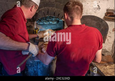 Frisch gebackenes Holzbrot wird aus dem Holzofen, Franken, Bayern, Deutschland, entnommen Stockfoto