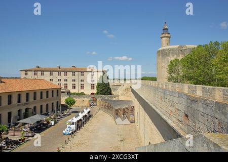 Historische Stadtbefestigungen, Museum und Tour de Constance, Stadtmauer, Turm, Touristenzug, Blick von oben, Place Anatole France, Aigues-Mortes Stockfoto