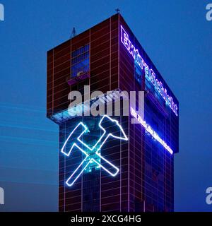 Beleuchteter Hammerkopfturm der Zeche Heinrich Robert für die Zeche Extra Shift, Zeche Ost, Hamm, Ruhrgebiet Nordrhein-Westfalen, Deutschland Stockfoto