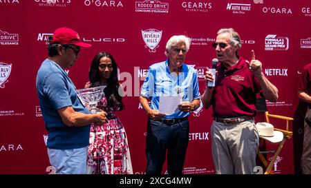 Los Angeles, USA. Juni 2024. Jay Leno und Bruce Meyer, Gründer des Concours d'Elegance, verleihen Mel Matsurra den Chairman’s Award für seinen Ferrari 750 Monza 1955 auf dem Rodeo Drive Concours d'Elegance. Quelle: Stu Gray/Alamy Live News. Stockfoto