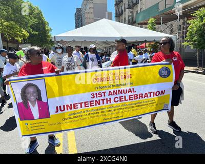 New York, N.Y. - 15. Juni 2024: Teilnehmer an der 31. Jährlichen Harlem Juneteenth Celebration Parade, die von Masjid Malcom Shabazz organisiert wird. Juneteenth ist ein Bundesfeiertag zum Gedenken an das Ende der Sklaverei in den Vereinigten Staaten am 19. Juni 1865, als Generalmajor Gordon Granger die endgültige Durchsetzung der Emanzipationsproklamation in Texas am Ende des Amerikanischen Bürgerkriegs anordnete. Stockfoto