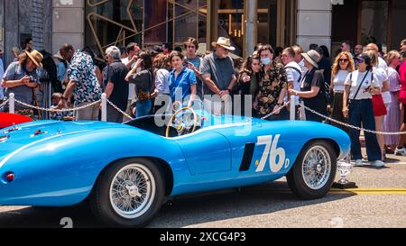 Los Angeles, USA. Juni 2024. Zuschauer, die einen Ferrari 750 Monza aus dem Jahr 1955 auf einer Autoausstellung in Beverly Hills, Kalifornien, sehen. Oldtimer auf dem Rodeo Drive Concours d'Elegance. Quelle: Stu Gray/Alamy Live News. Stockfoto