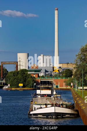 Binnenschiff auf dem Rhein-Herne-Kanal bei der Schleuse Wanne-Eickel mit dem Kraftwerk STEAG in Baukau, Herne, Nordrhein-Westfalen Stockfoto