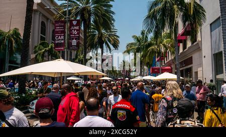 Los Angeles, USA. Juni 2024. Zuschauermassen bei einer Autoshow in Beverly Hills, Kalifornien. Oldtimer auf dem Rodeo Drive Concours d'Elegance. Quelle: Stu Gray/Alamy Live News. Stockfoto