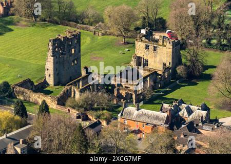 Luftbild der Burg Ashby de la zouch, die Ruinen der Burg aus 1500 Metern Höhe zeigt Stockfoto