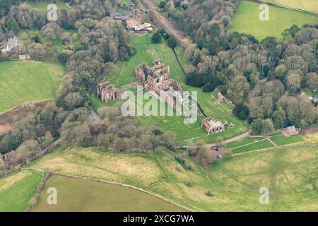 Luftbild der Ruinen von Furness Abbey aus 1500 Fuß Stockfoto