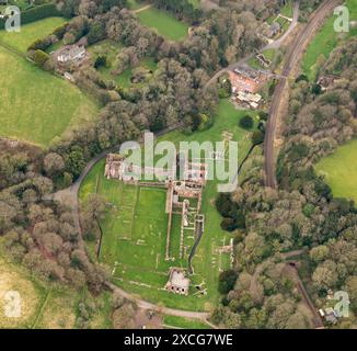 Luftbild der Ruinen von Furness Abbey aus 1500 Fuß Stockfoto