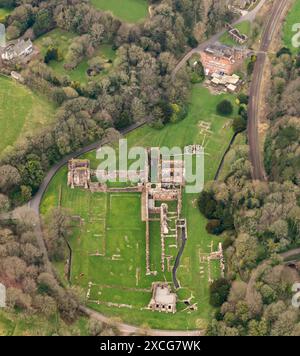 Luftbild der Ruinen von Furness Abbey aus 1500 Fuß Stockfoto