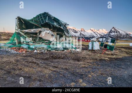 Zerstörte Gebäude nach Sturm, Wintersturm, Lofoten, Norwegen, Europa Stockfoto