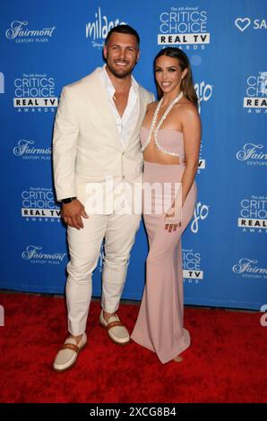 LOS ANGELES, KALIFORNIEN – 15. JUNI: Brock Davies und Scheana Shay nehmen an den 6. Jährlichen Critics Choice Real TV Awards im Fairmont Century Plaza Teil Stockfoto