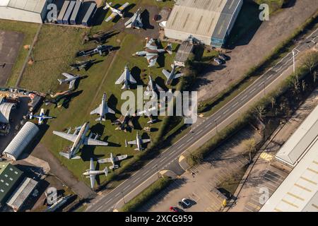 Luftbild von Militärflugzeugen im Midland Air Museum neben dem Coventry Airport, aufgenommen aus 1500 Fuß Stockfoto