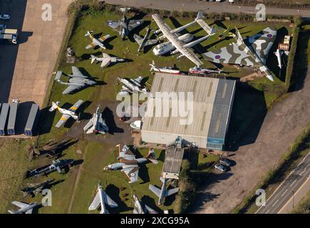 Luftbild von Militärflugzeugen im Midland Air Museum neben dem Coventry Airport, aufgenommen aus 1500 Fuß Stockfoto