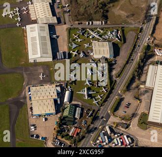 Luftbild von Militärflugzeugen im Midland Air Museum neben dem Coventry Airport, aufgenommen aus 1500 Fuß Stockfoto