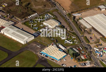 Luftbild von Militärflugzeugen im Midland Air Museum neben dem Coventry Airport, aufgenommen aus 1500 Fuß Stockfoto