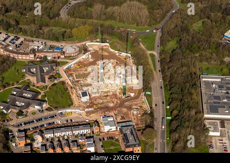 Luftbild der Neuentwicklung des Kingsway Krankenhauses im Bau mit zwei grünen Turmkränen Stockfoto