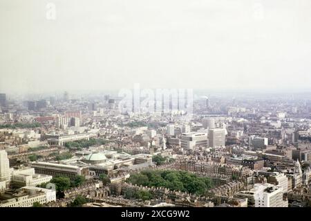 Blick auf den Südosten vom Post Office Tower über Bedford Square Gardens und British Museum, Bloomsbury, Zentrum von London, England, UK 1967 Stockfoto