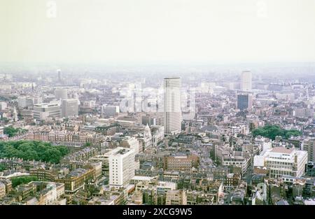 Blick auf den Südosten vom Post Office Tower zum Centre Point und Soho, Zentrum von London, England, Großbritannien 1967 Stockfoto