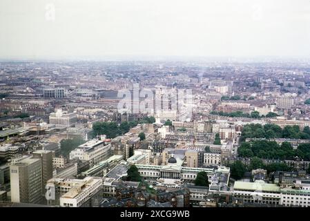 Blick in den Nordosten vom Post Office Tower über die University of London in Richtung St Pancras Bahnhof, Zentrum von London, England, Großbritannien 1967 Stockfoto