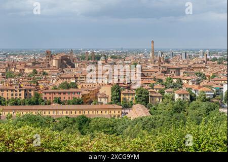Panoramablick auf das historische Zentrum von Bologna, Italien Stockfoto