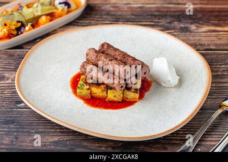 Antalya Shish Fleischbällchen (sis kofte), eine traditionelle türkische Delikatesse, auf Holztisch Stockfoto