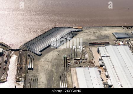 Luftbild der Siemens-Windturbinenfabrik am Ufer des Humber Hull aus 1500 Fuß, mit Reihen von Windturbinen, die aufgereiht und geöffnet sind Stockfoto