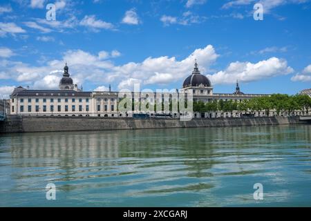 Grand Hôtel-Dieu und Rhône in Lyon, Präfektur Auvergne-Rhône-Alpes, Frankreich. Stockfoto