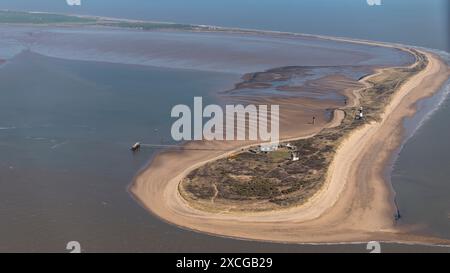 Luftbild von Spurn Head, stillgelegten Leuchttürmen, Pilotenstation usw. aus 1500 Metern Entfernung Stockfoto