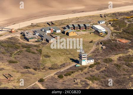 Luftbild von Spurn Head, stillgelegten Leuchttürmen, Pilotenstation usw. aus 1500 Metern Entfernung Stockfoto