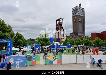 15.06.2024, Deutschland, Nordrhein-Westfalen, Ruhrgebiet, Gelsenkirchen. Fussball Europameisterschaft 2024. Gelsenkirchen feiert mit vier Spielen der UEFA EURO 2024 ein grosses Fussballfest. In der Fan Zone mit Public Viewing im Nordsternpark Gelsenkirchen und im Amphitheater werden alle Spiele, die in Gelsenkirchen ausgetragen werden, sowie alle Spiele der duetschen Nationalmannschaft live uebertragen. In der Fan Zone auf dem Nordsternplatz und im Amphitheater ist Platz für jeweils 6,000 Besucher/innen. Blick auf den Nordsternplatz. Fussball EM 2024 Fan Zone und Public Viewing im Nordsternpa Stockfoto