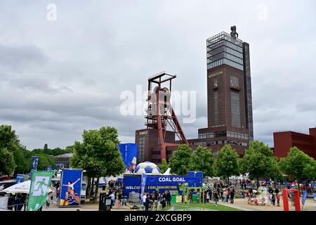 15.06.2024, Deutschland, Nordrhein-Westfalen, Ruhrgebiet, Gelsenkirchen. Fussball Europameisterschaft 2024. Gelsenkirchen feiert mit vier Spielen der UEFA EURO 2024 ein grosses Fussballfest. In der Fan Zone mit Public Viewing im Nordsternpark Gelsenkirchen und im Amphitheater werden alle Spiele, die in Gelsenkirchen ausgetragen werden, sowie alle Spiele der duetschen Nationalmannschaft live uebertragen. In der Fan Zone auf dem Nordsternplatz und im Amphitheater ist Platz für jeweils 6,000 Besucher/innen. Blick auf den Nordsternplatz. Fussball EM 2024 Fan Zone und Public Viewing im Nordsternpa Stockfoto