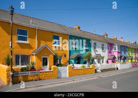 Farbenfrohe Terrassenhäuser im Küstendorf Westward Ho!, Devon, England. Stockfoto