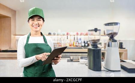Geschäftsinhaber oder Verkäufer im Café oder Café mit digitalem Tablet Stockfoto
