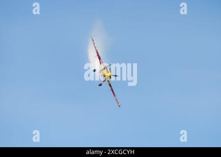 Day in the Air 2024 (Air Day in der Nähe von Plzeň) - Luftfahrtschau des Weltmeisters im Red Bull Air Race - Extra 300 SR (Pilot Martin Šonka) Stockfoto