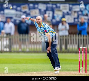 Jake Lintott Bowling für Birmingham Bears in einem Vitality Blast T20 Spiel gegen Derbyshire Falcons. Stockfoto