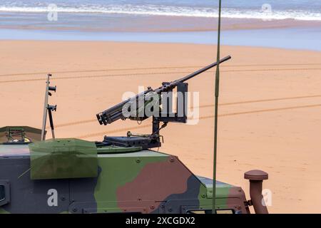 Militärisches schweres Maschinengewehrfahrzeug mit Panzerantennen und Radargeräten in Tarnfarbe am Sandstrand aus nächster Nähe Stockfoto