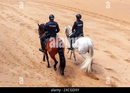 Gijon, Spanien - 24. Mai 2024: Zwei spanische Nationalpolizisten patrouillieren in Uniformen an einem Strand Stockfoto