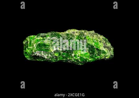 Natürlicher rauer Chrom-Diopside-Edelstein auf dunklem Hintergrund Stockfoto